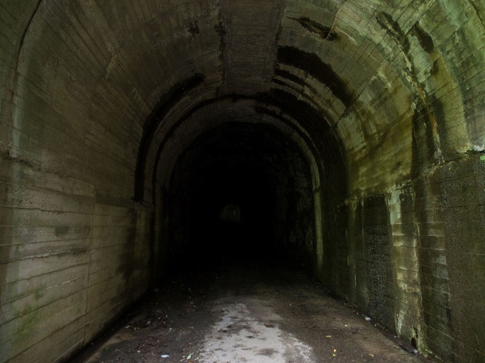 神戸岩につながるトンネル