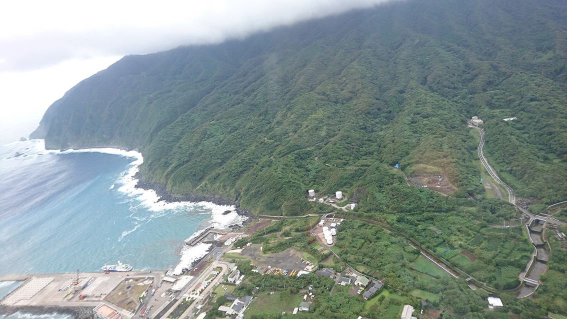 飛行機とヘリコプターで御蔵島へ