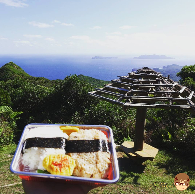 Eating a boxed meal while enjoying the scenery.