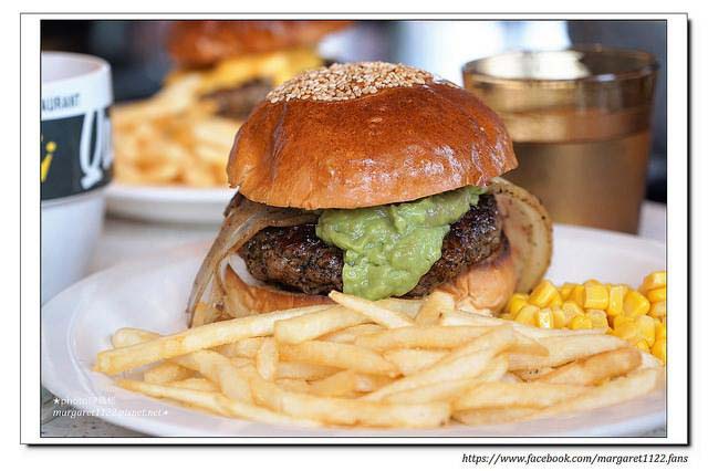 Enjoyed a true American-style hamburger for lunch.