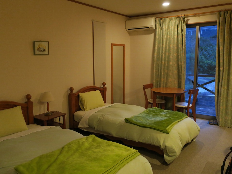 A guest room in the Petit Hotel Mantenbo