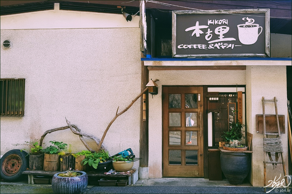 Café Kikori, filled with wood crafts