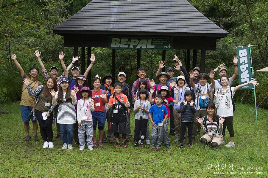 Taking a commemorative photo before setting off on a nature walk with the Camping Magazine BE-PAL