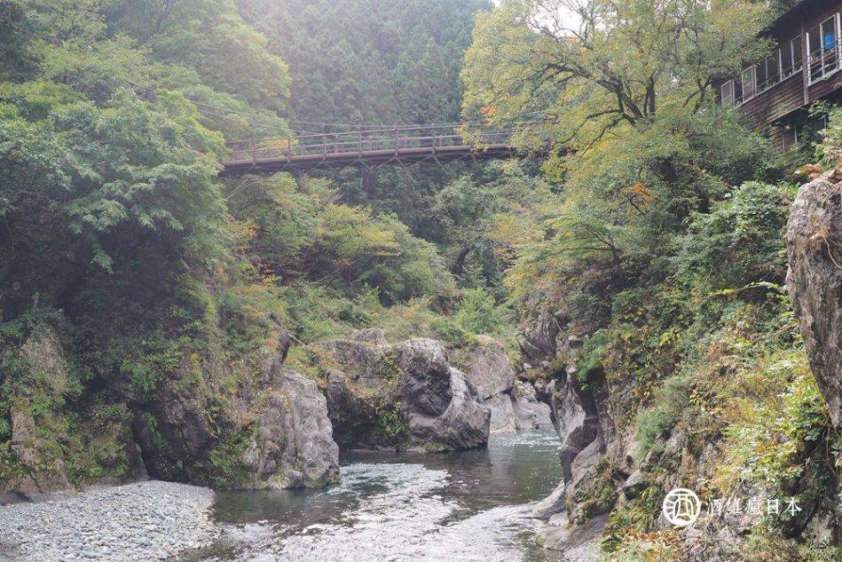 After crossing the Hatonosu small bridge, we descended into the valley.