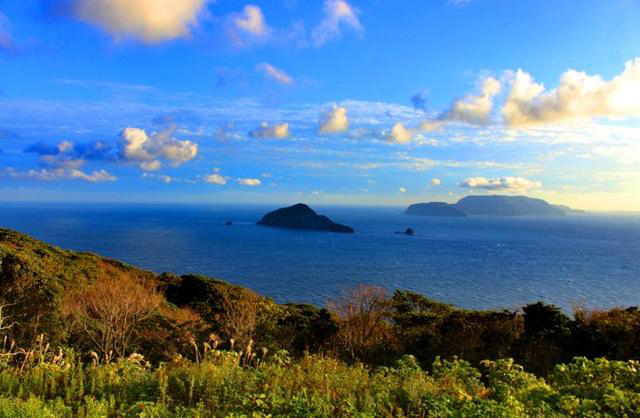 On clear days, you can also see clearly the faraway islands.