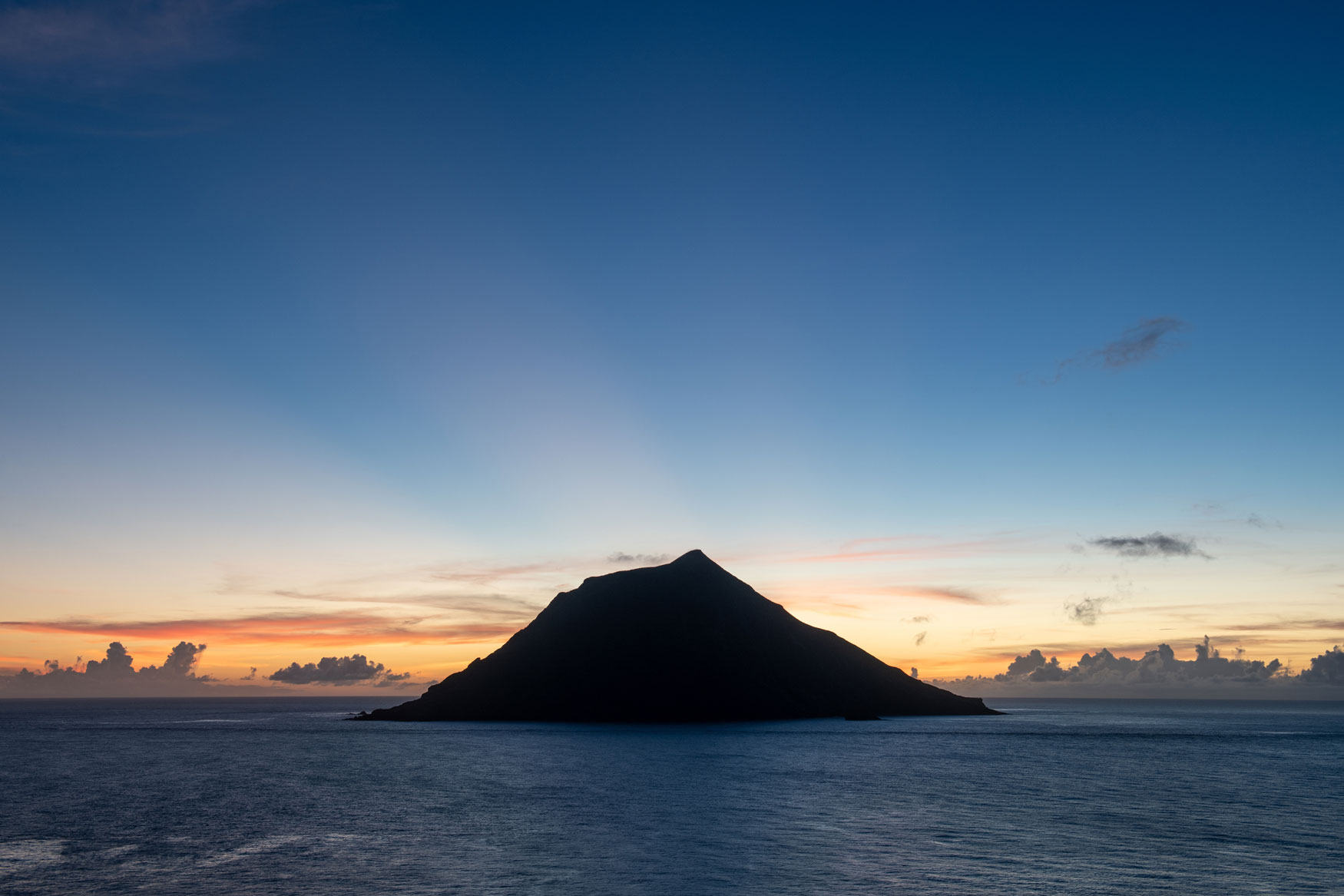 夕日ヶ丘から見える八丈小島の風景