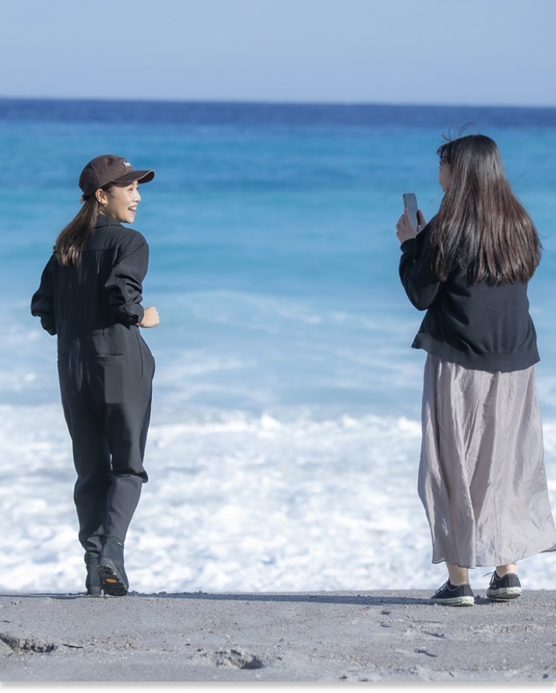 メインビジュアル神津島の海岸と女子ふたり