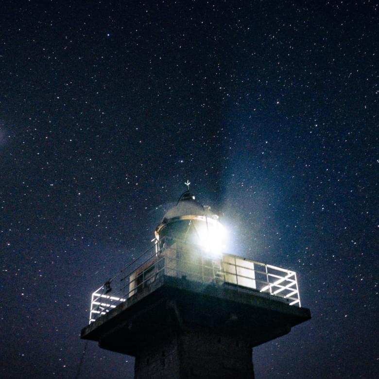 「伊豆岬」のシンボル純白の無人灯台