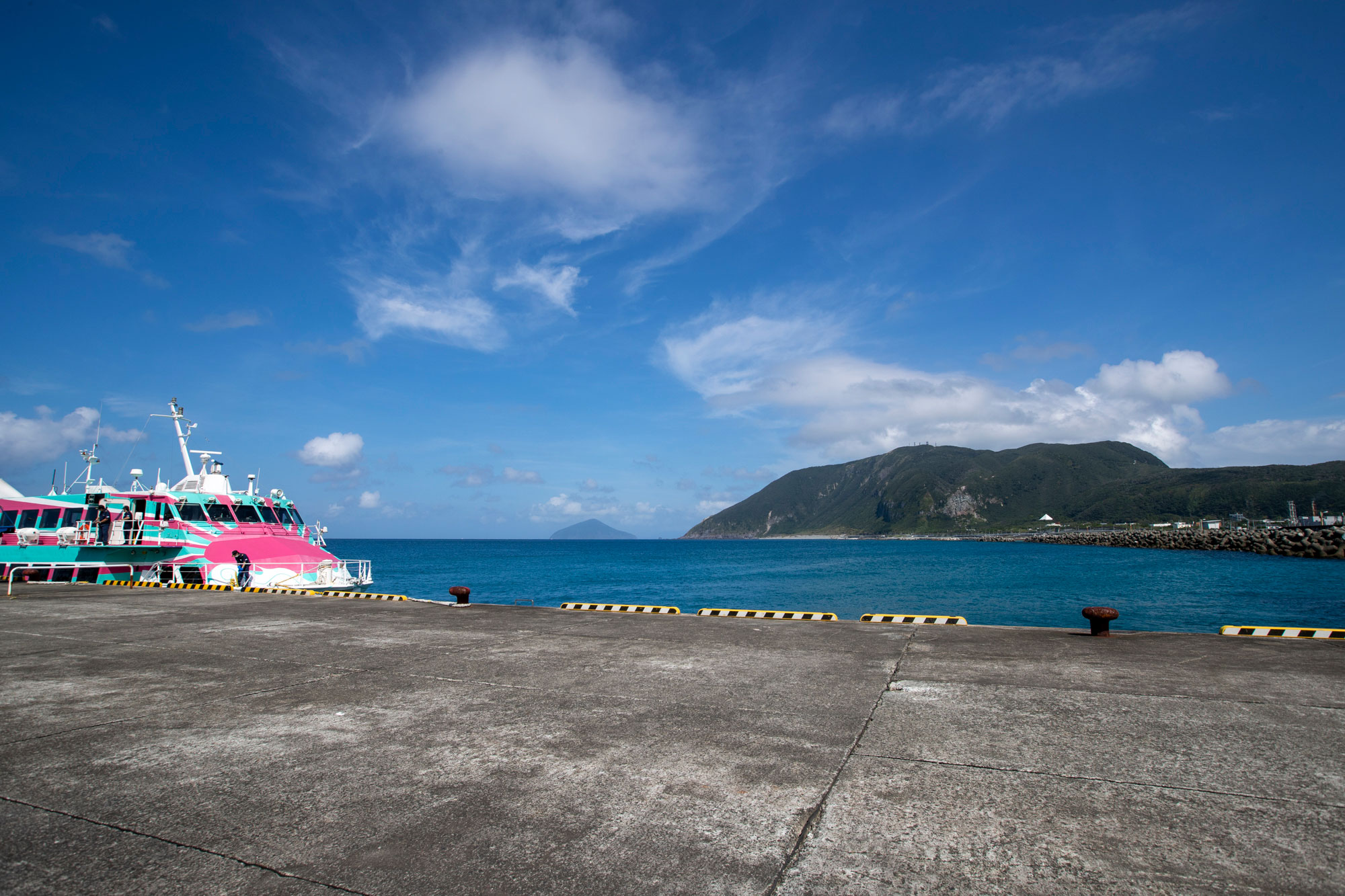 高速ジェット船・セブンアイランドが新島港に到着する風景