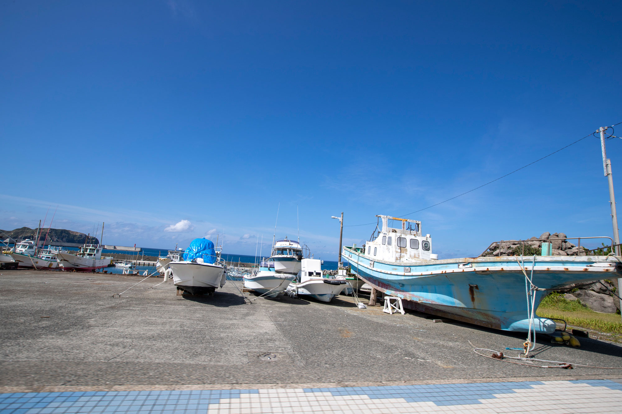 上架された漁船が並ぶ新島港の風景