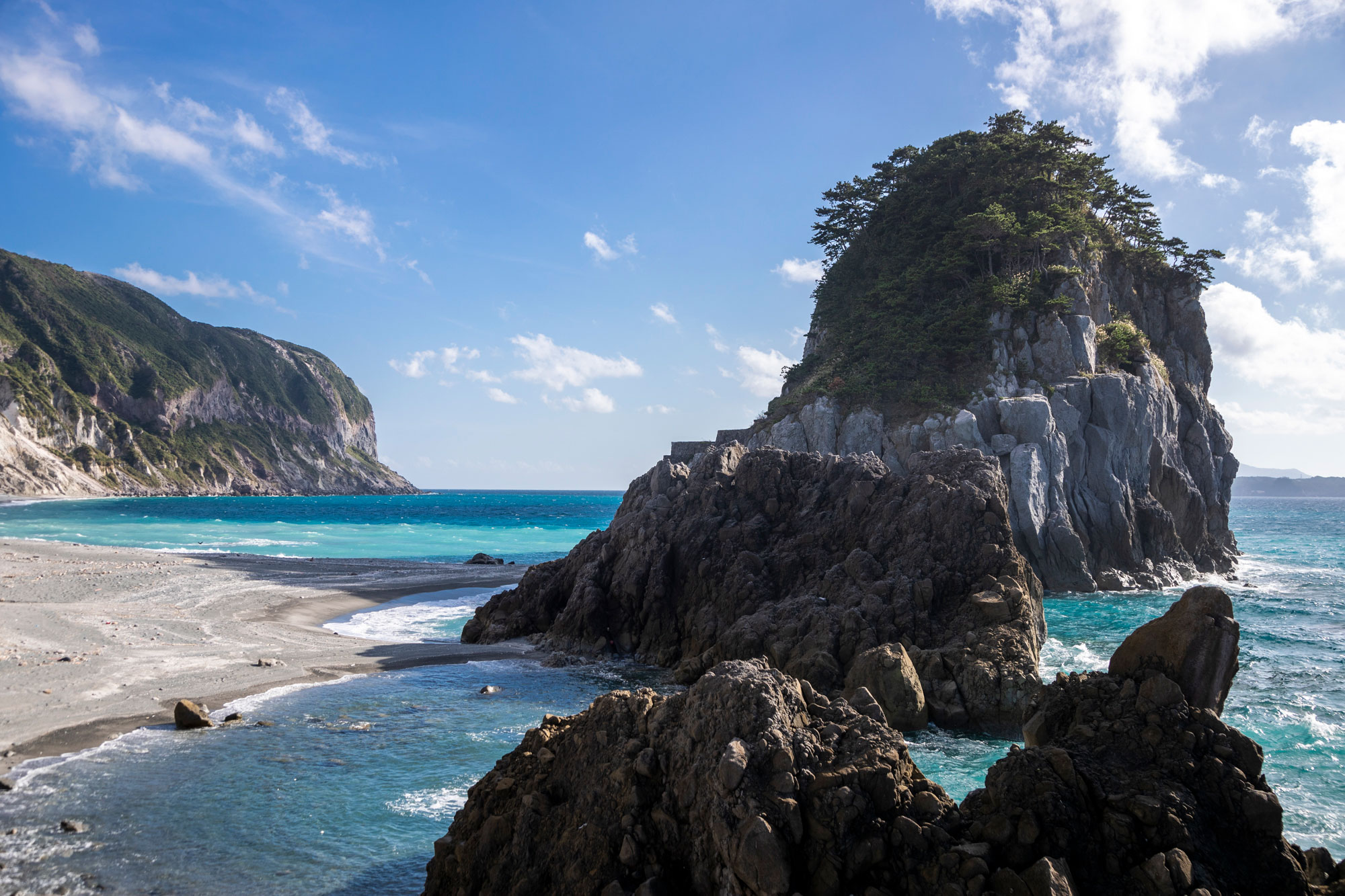 大きな岩が印象的な海岸の景色