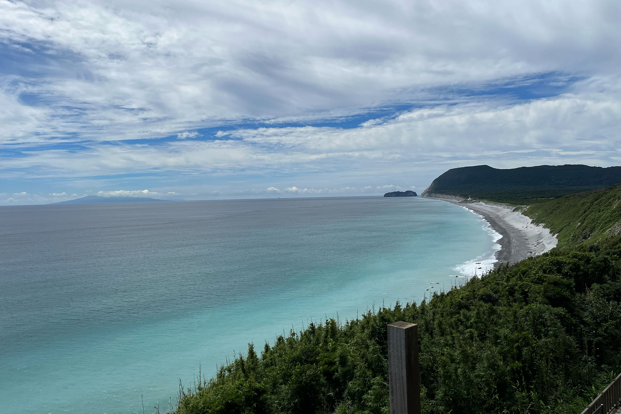 真横から俯瞰で見た羽伏浦海岸。海岸が見えなくなるほど遠くまで続いている。