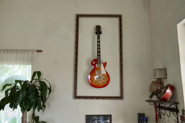 店内に飾ってあるギター