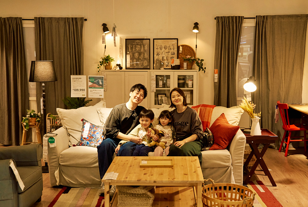 北欧風インテリアの部屋でソファに座って家族写真