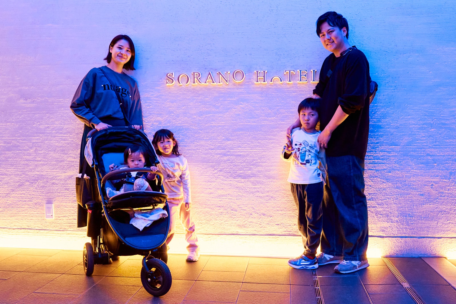ソラノホテルの前で家族写真