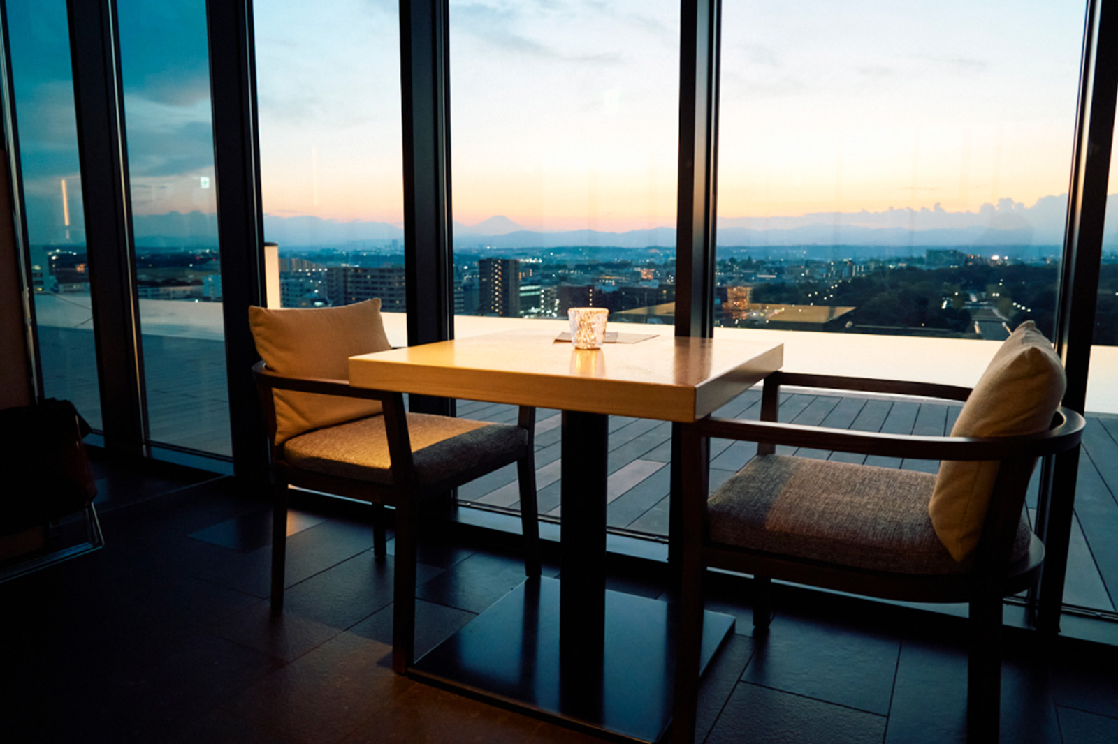 多摩の景色を一望できる窓際のテーブル