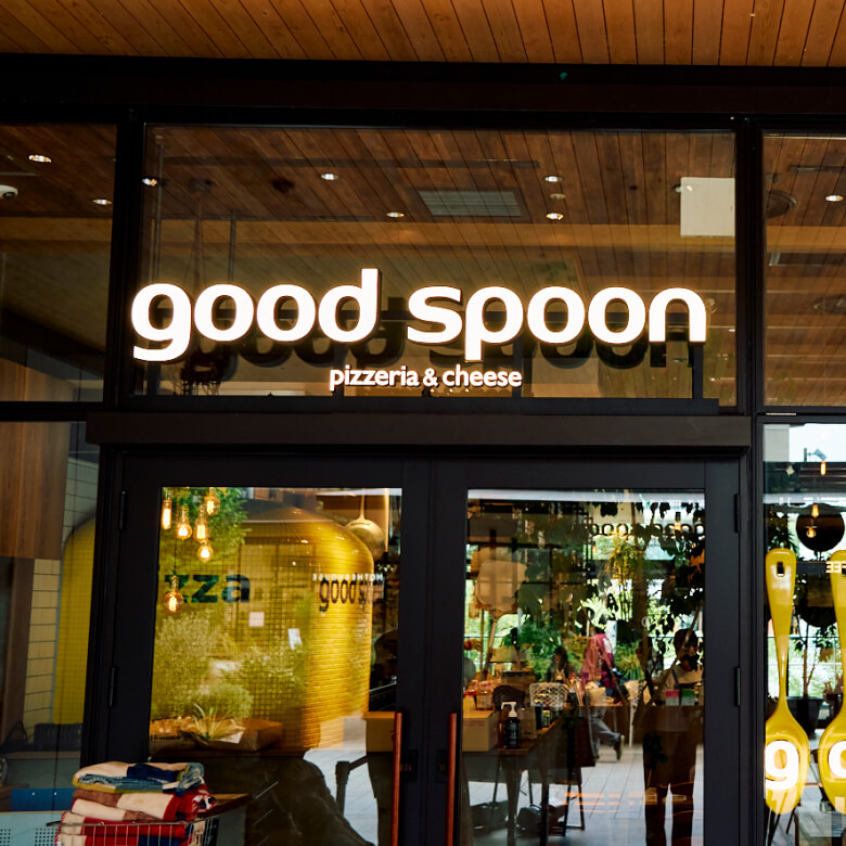 good spoonの店構え、大きな黄色いスプーンの装飾が印象的