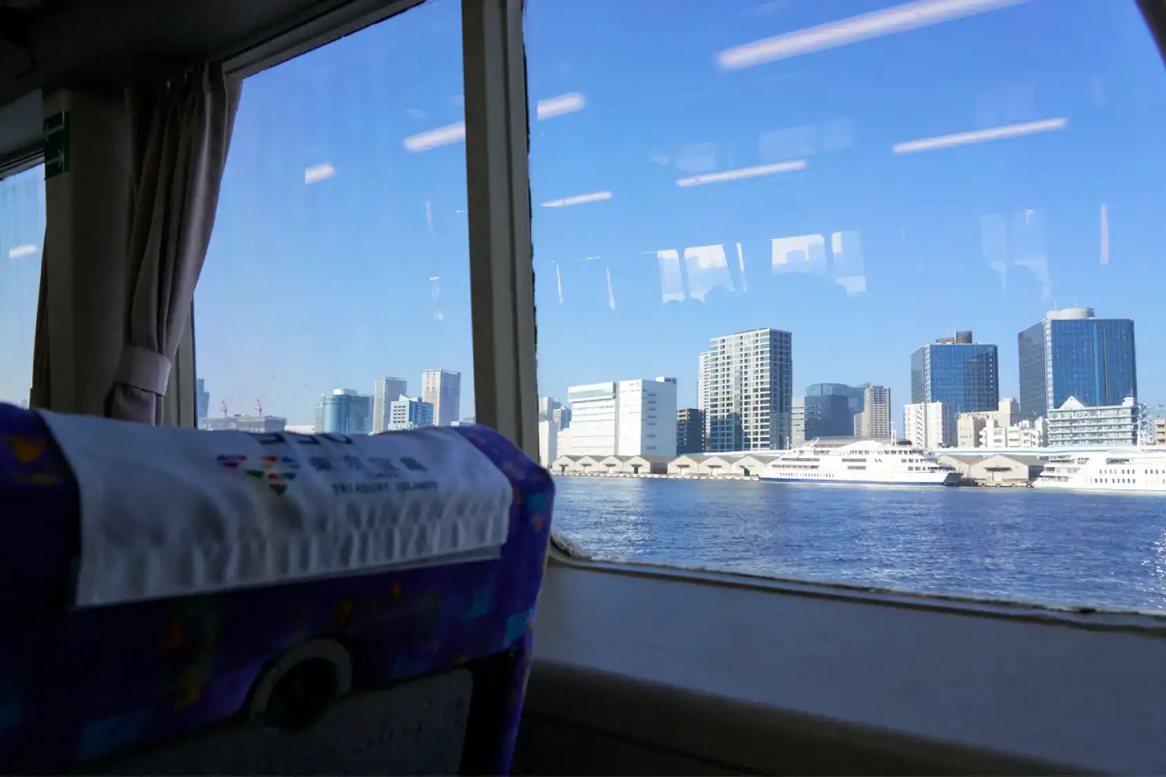 船内の窓から東京のビル群が見える