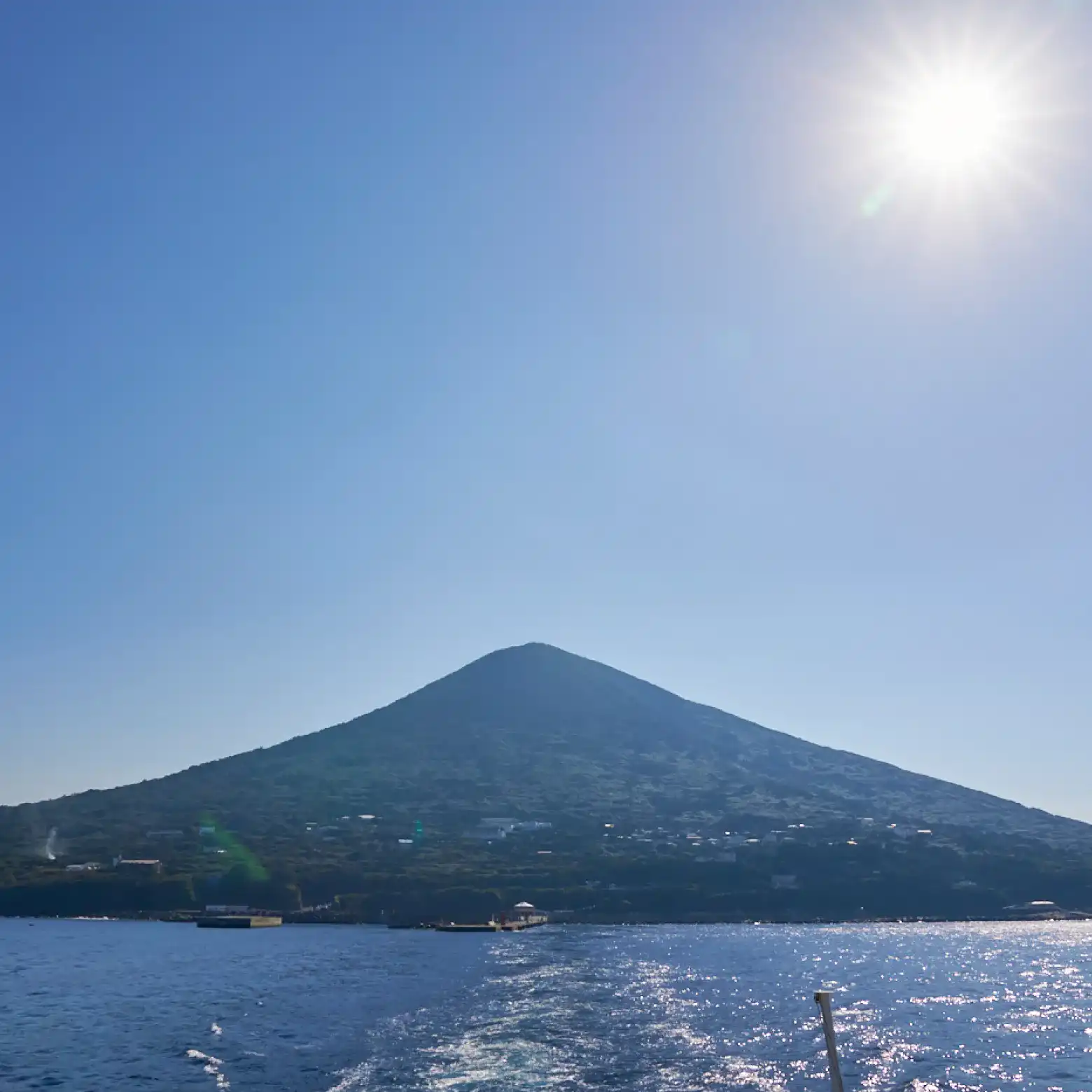 船から見た利島の宮塚山