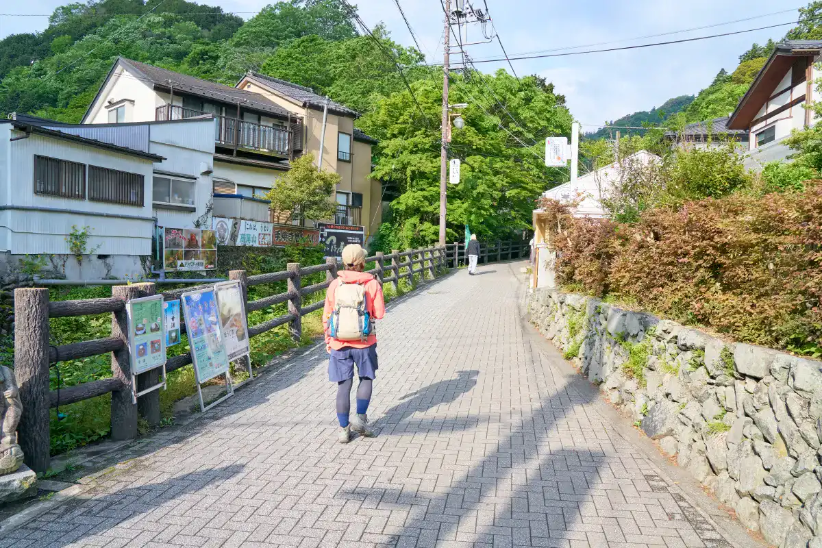 高尾山口駅からケーブルカーの駅までの道を歩いているかほさんの後ろ姿