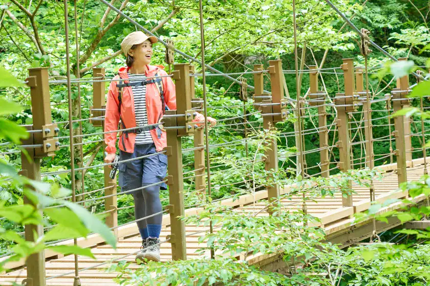 吊り橋の向こう岸まで進んできたかほさん