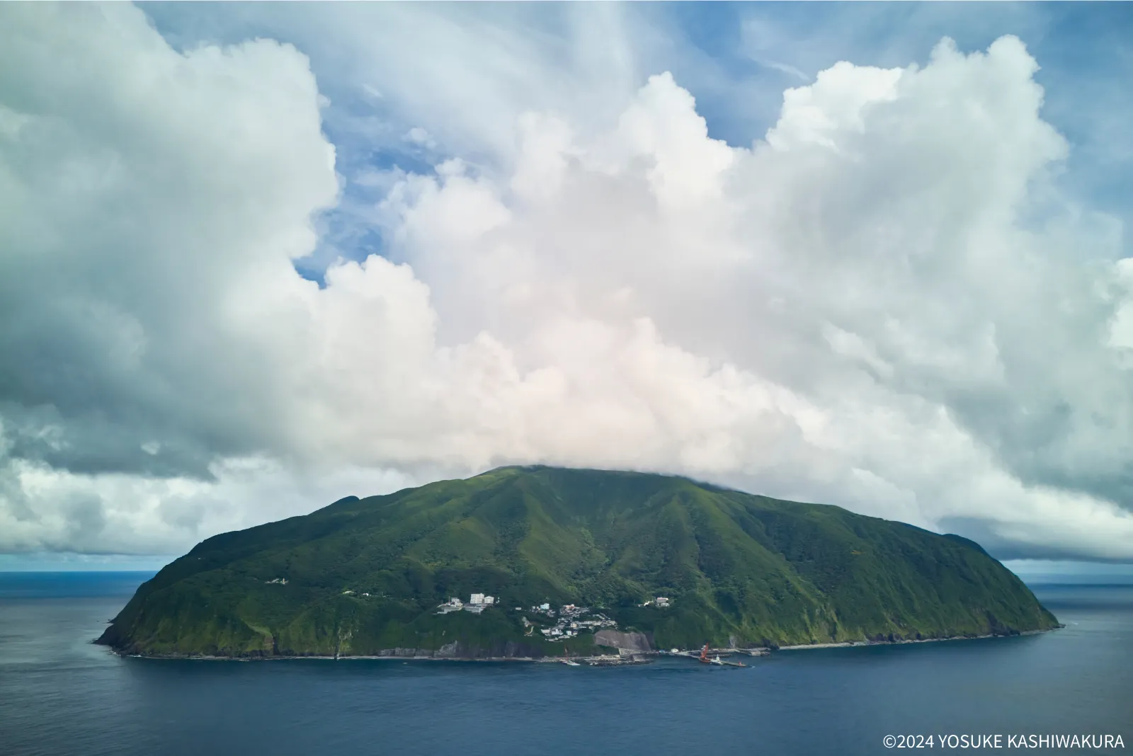 四方を断崖絶壁で囲まれた御蔵島