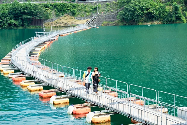 麦山浮橋を渡るお二人