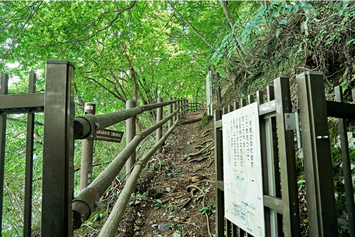 ハイキングコースへの入り口