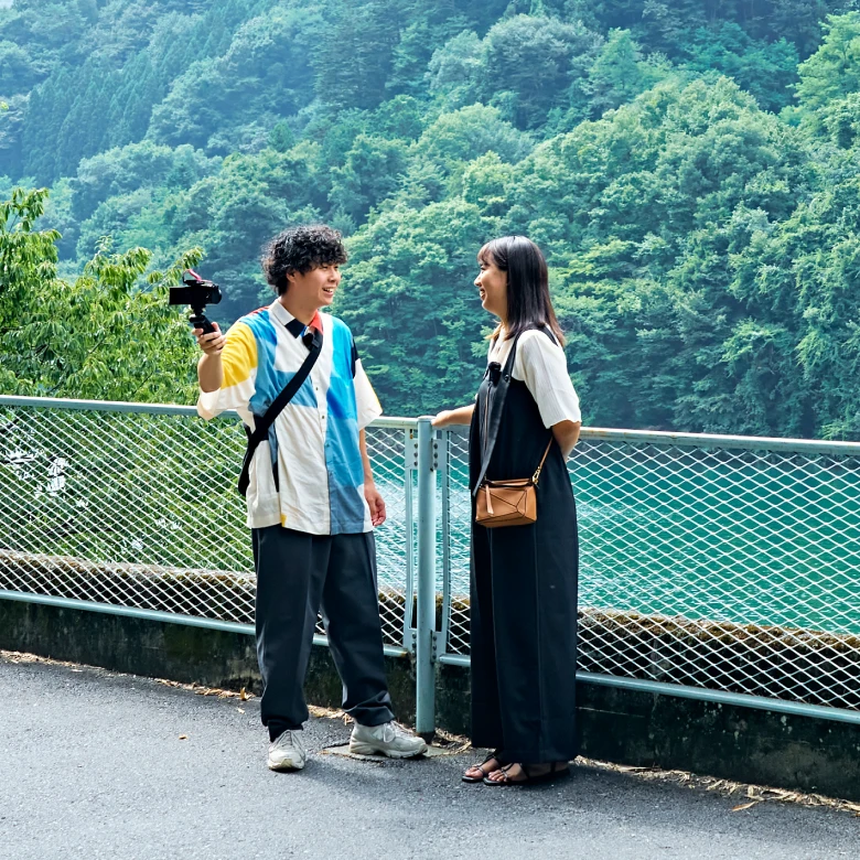 麦山の浮橋を見て相談するお二人