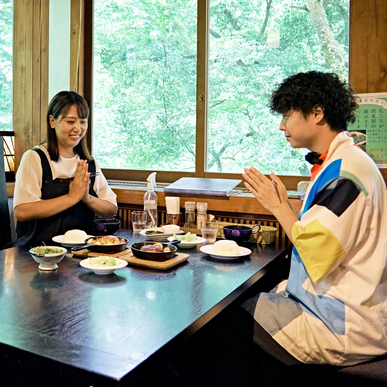 お料理を前に手をあわせるお二人