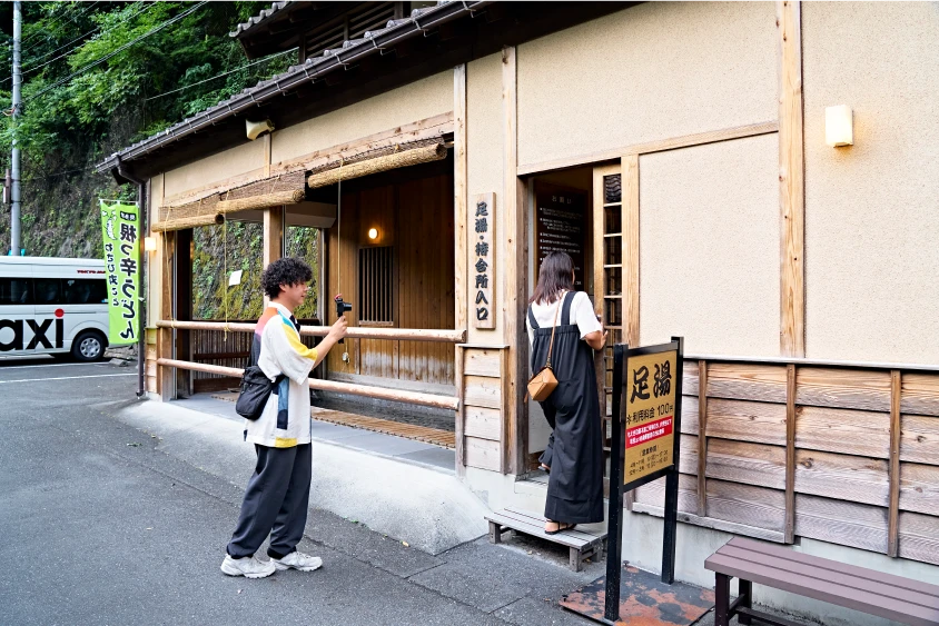 足湯施設に入るお二人