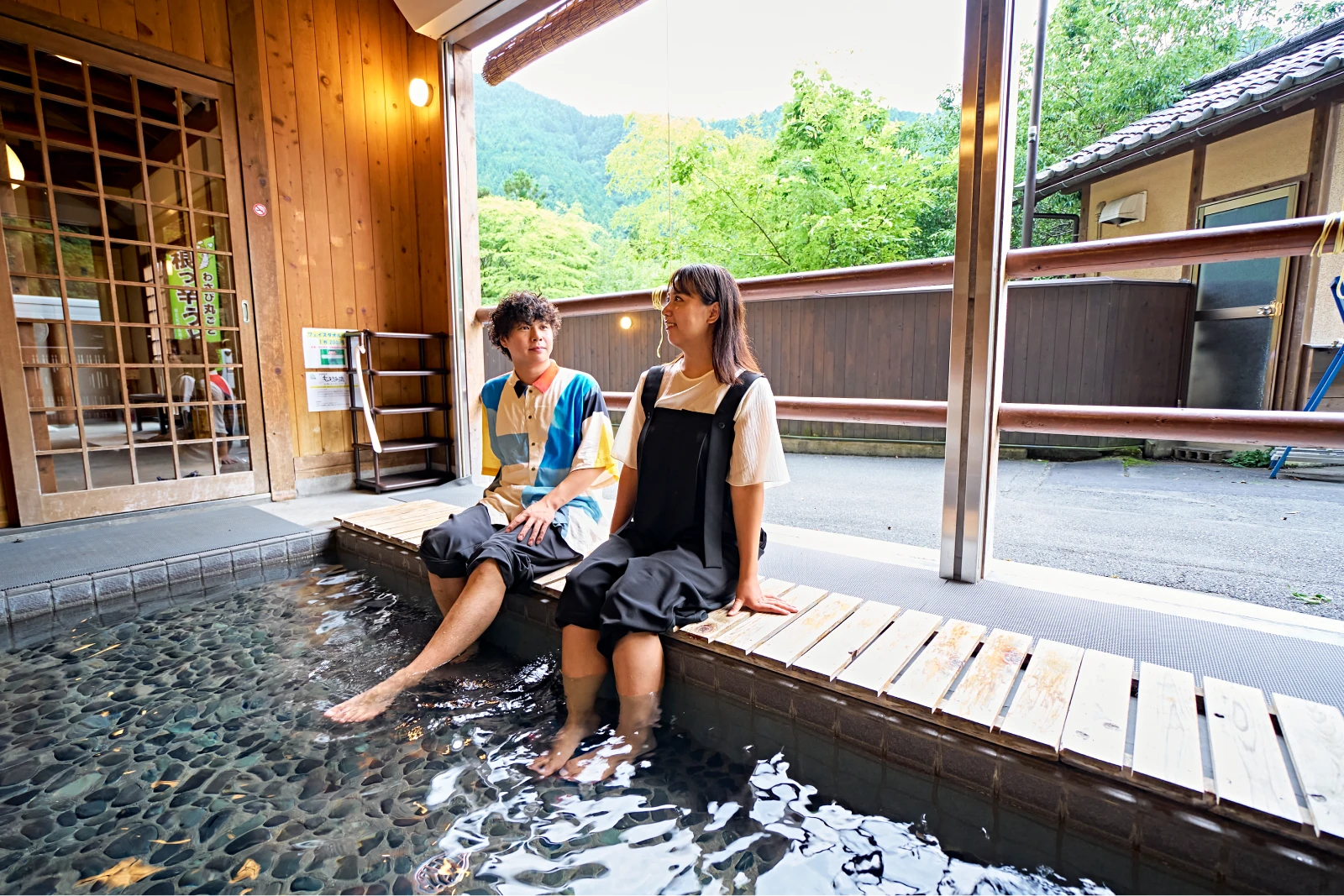 足湯に浸かるお二人