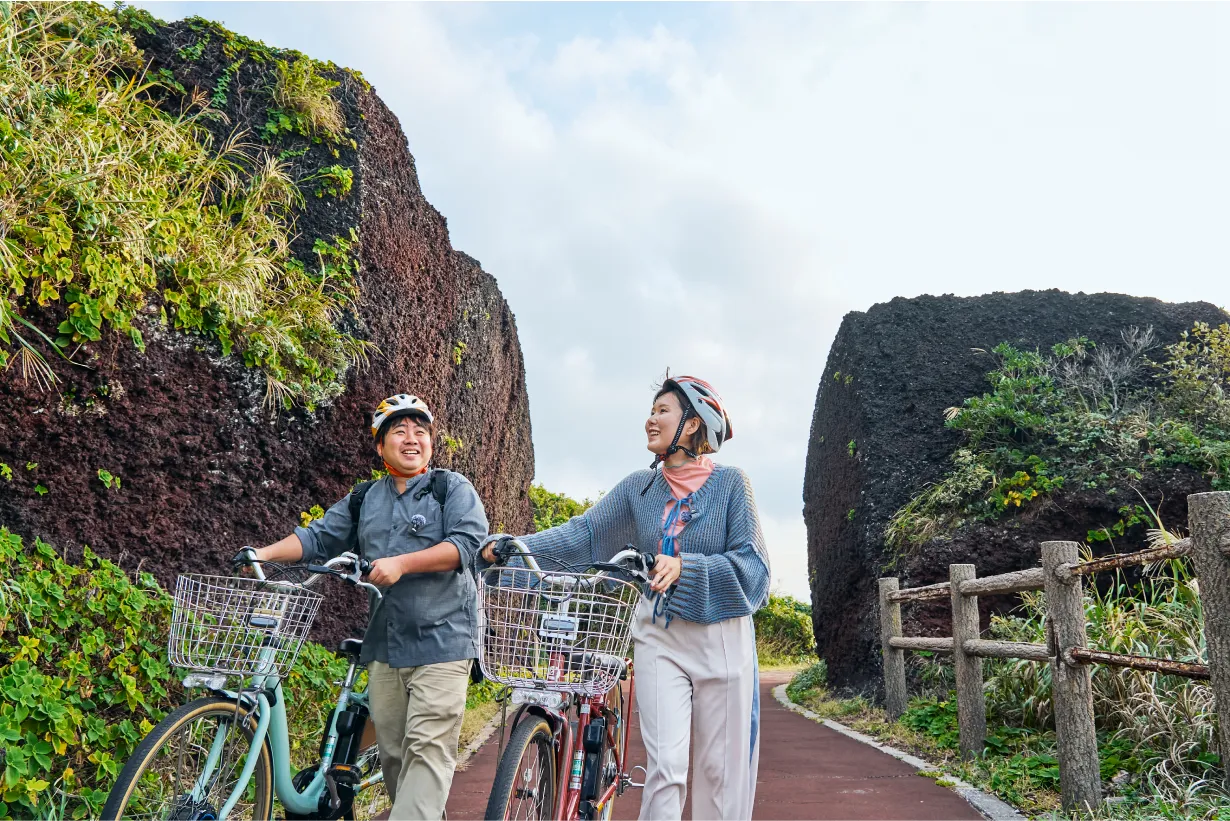 自転車を手押ししながら風景を楽しむお二人