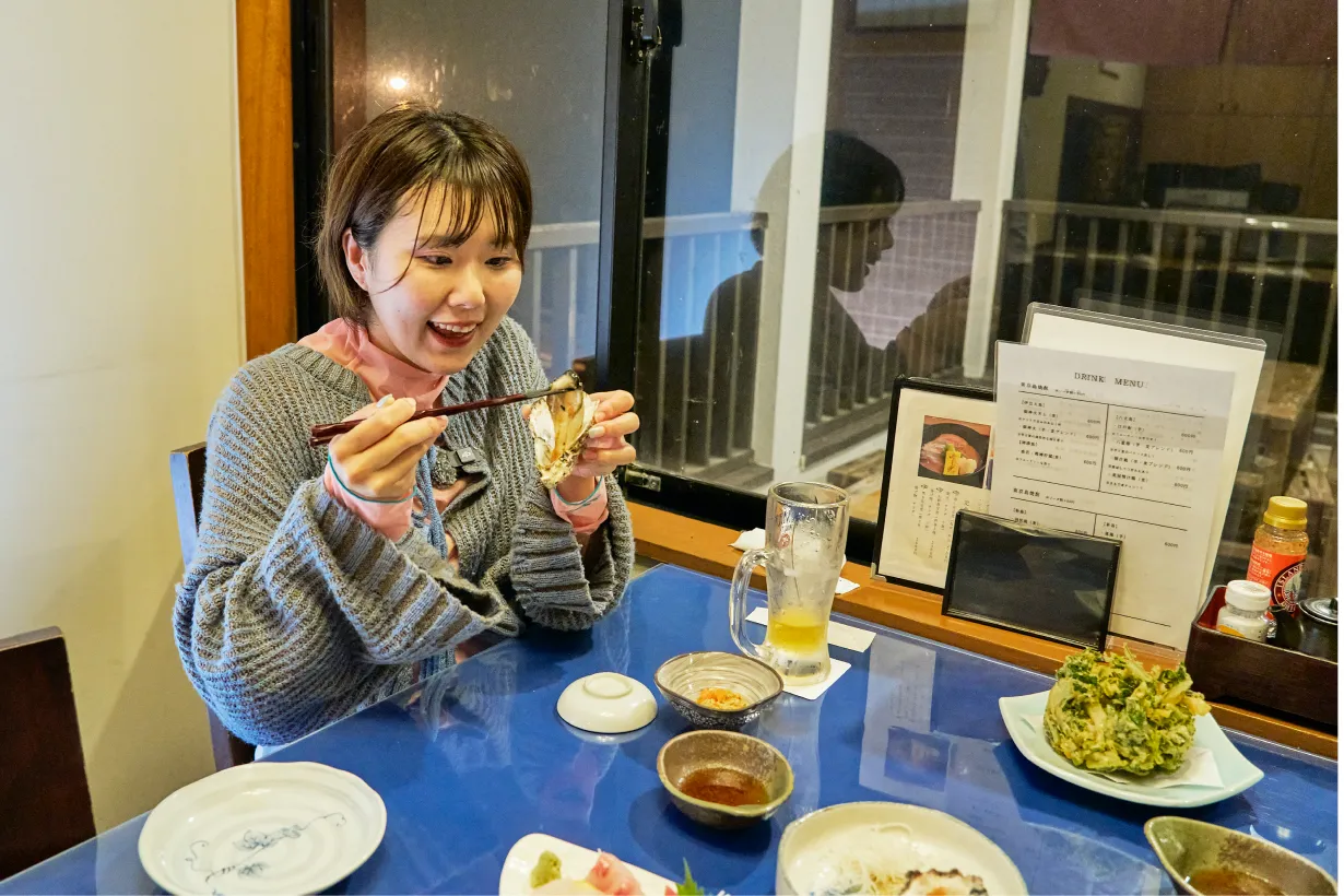 最初に牡蠣へ箸を伸ばしたまなみさん