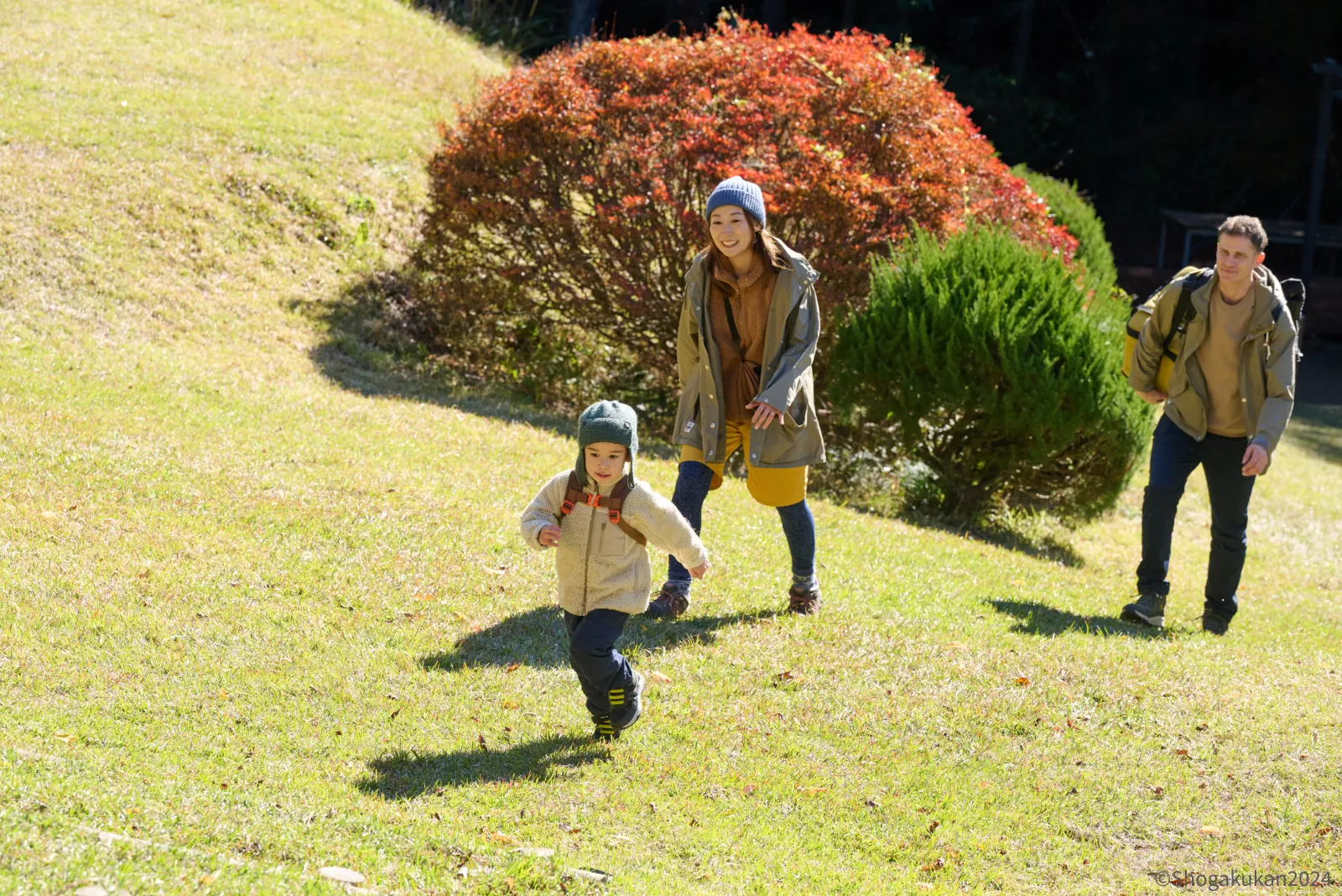 芝生の開放感に思わず走り出すルイ君と、見守るお母さんとお父さん