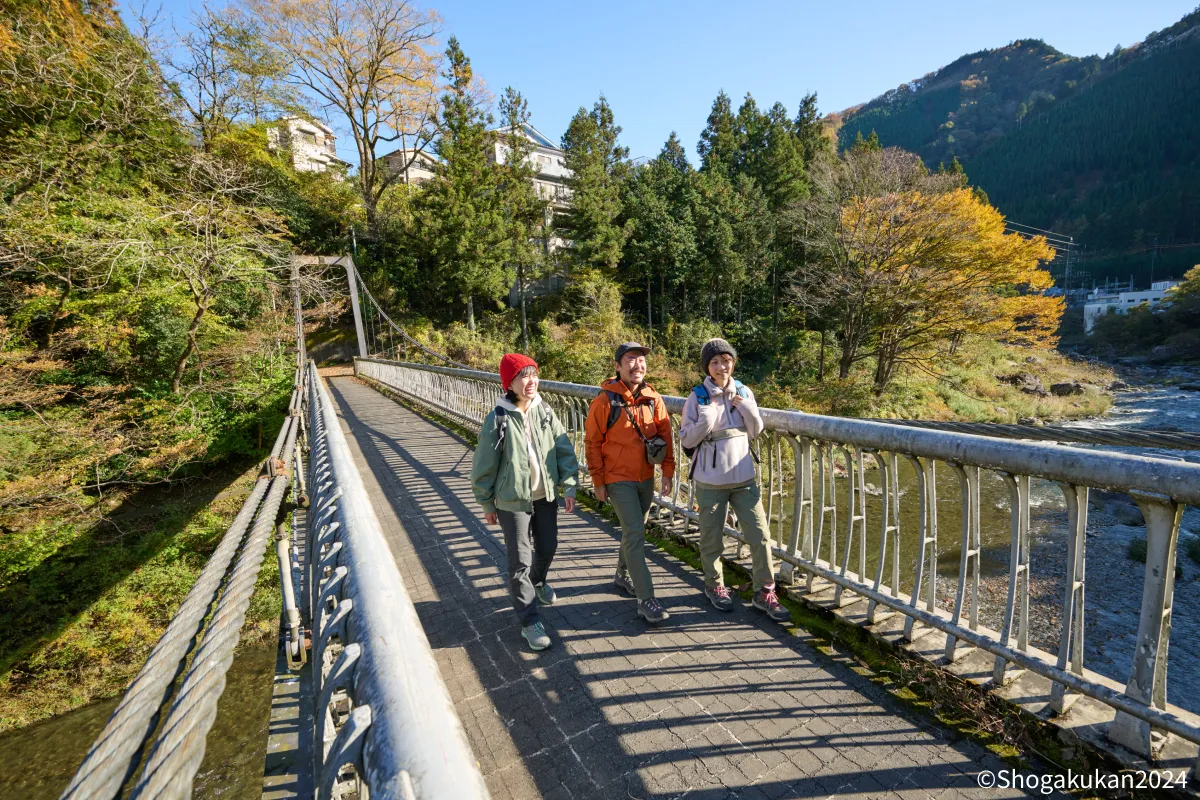 神路橋からの大自然のパノラマビューを堪能する三人