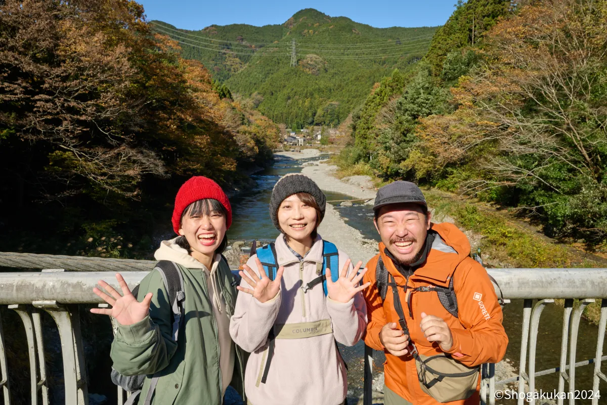 多摩川の絶景をバックに三人で記念撮影