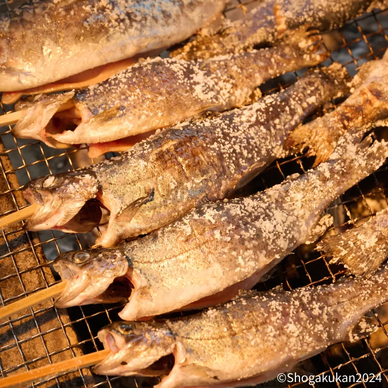 釣った魚をBBQハウスで炭焼きに