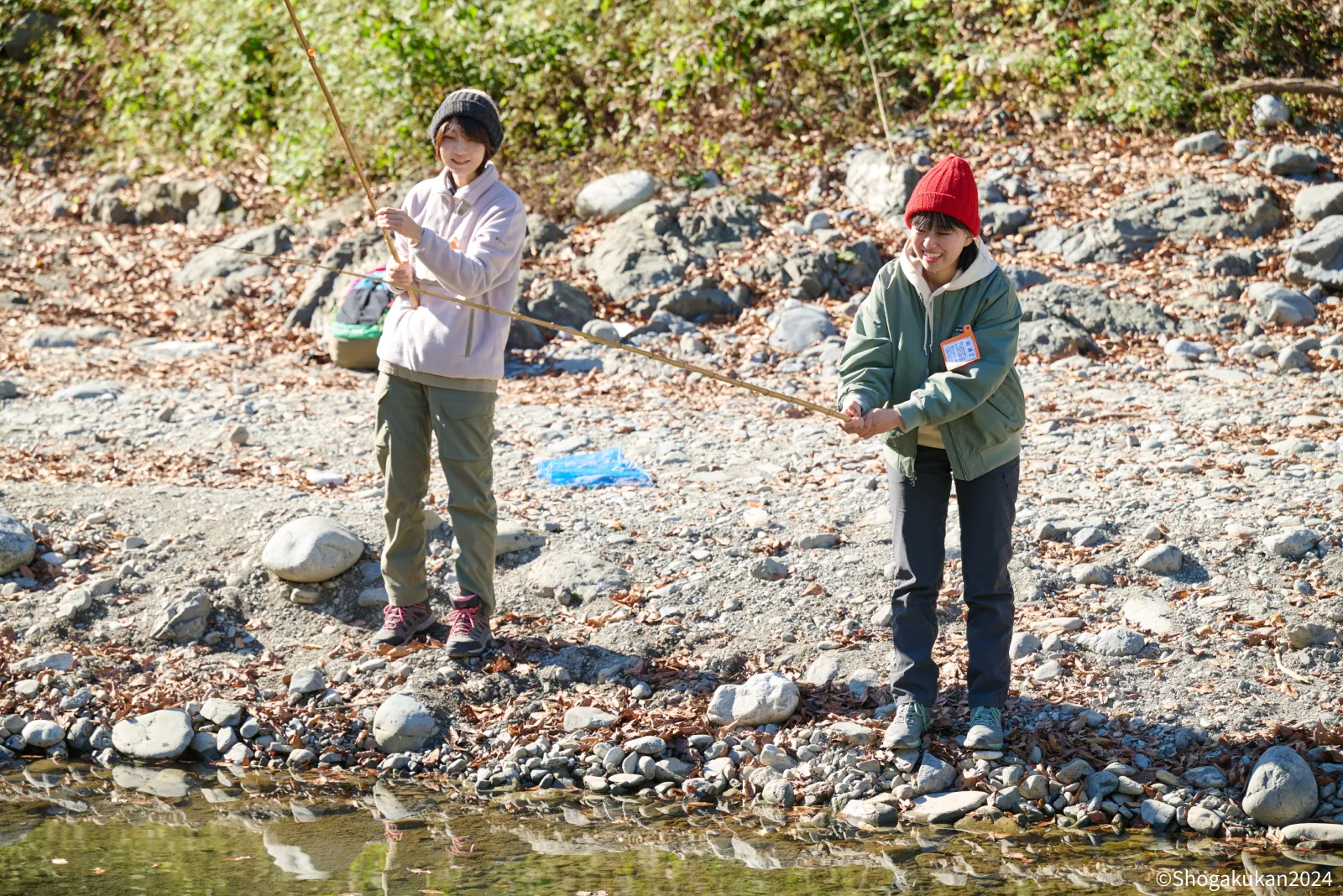 初心者用のえさ釣り場で釣りをするハラボーとヨッシー