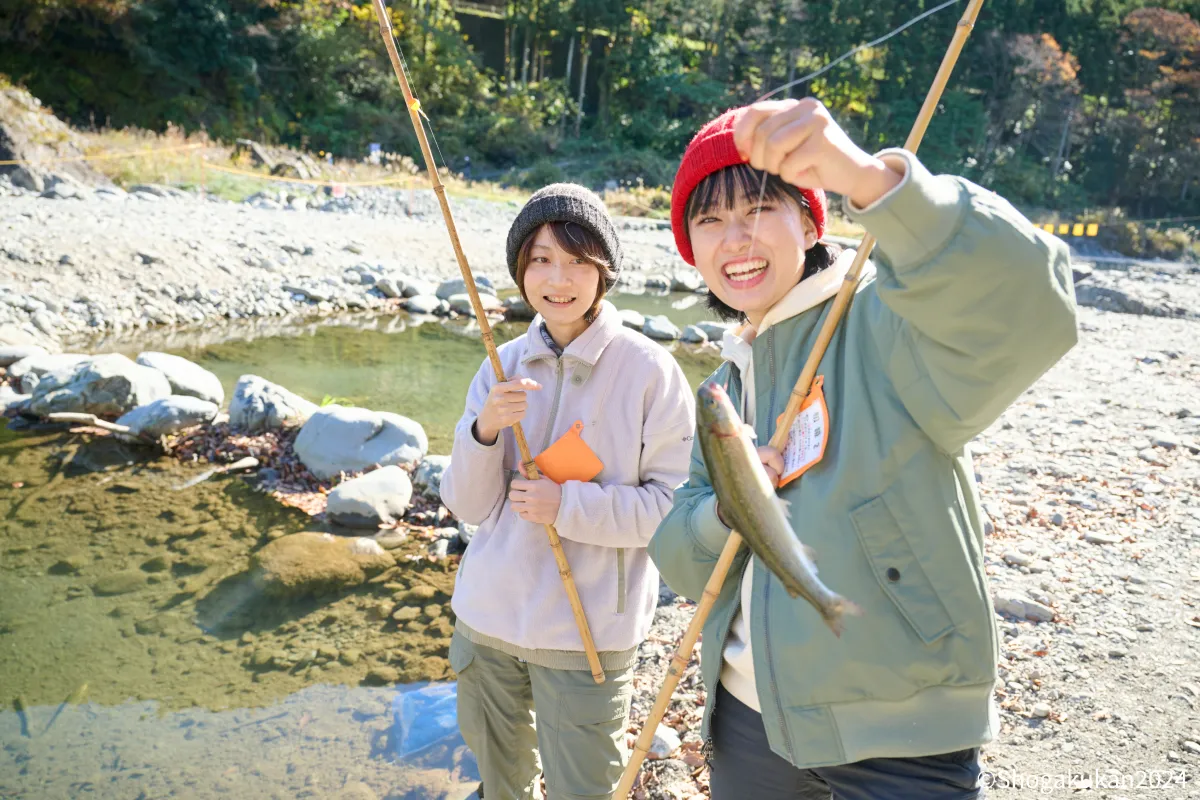 30cmの大物を釣り上げ、笑顔のハラボーとヨッシー