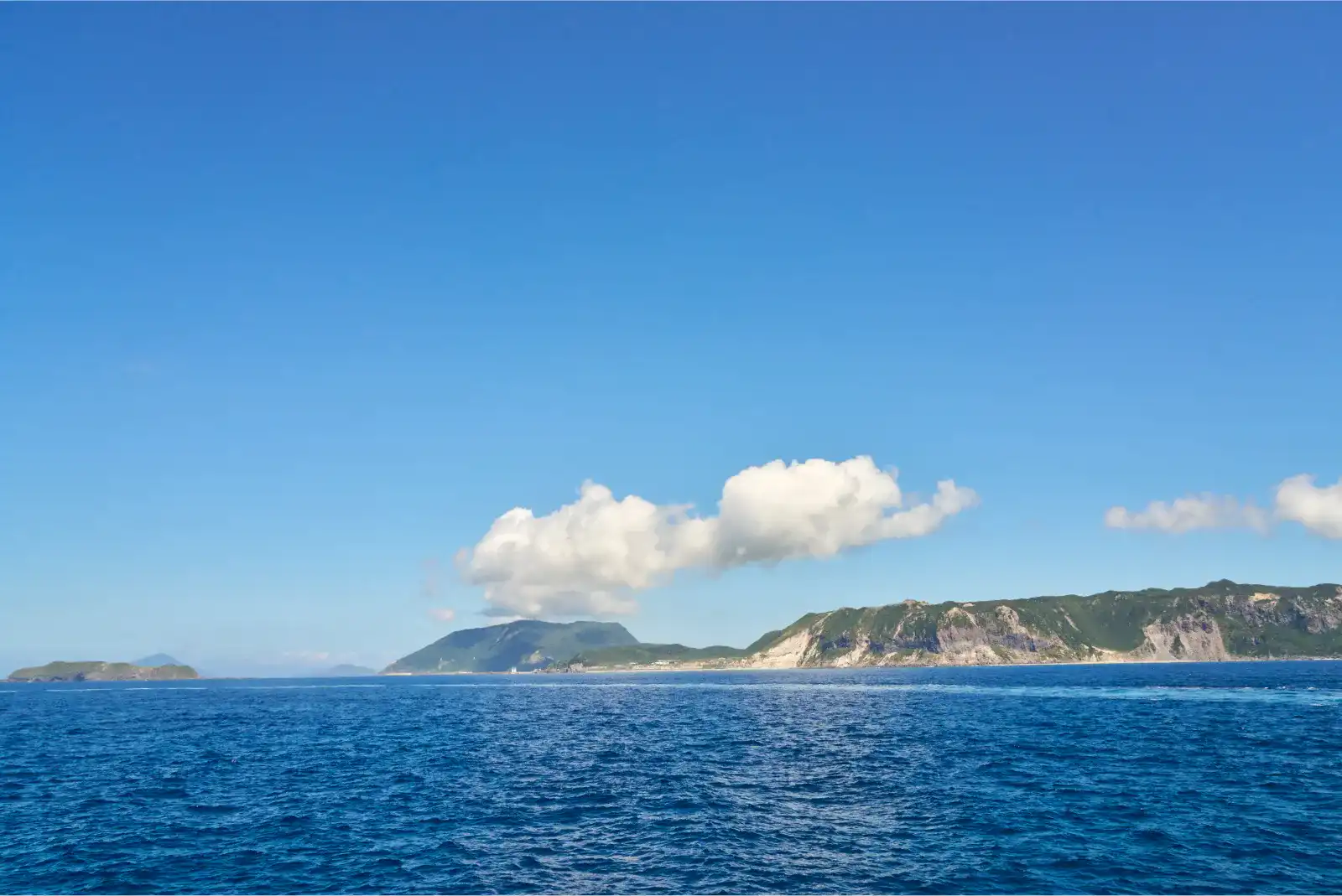 青空に映える新島