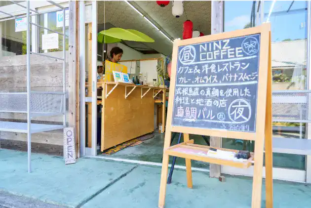 NINZ Coffeeの入口と看板