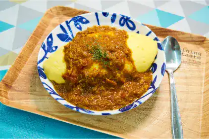 分厚い卵とよく煮込まれたピリ辛のカレーで美味しく活力チャージ！