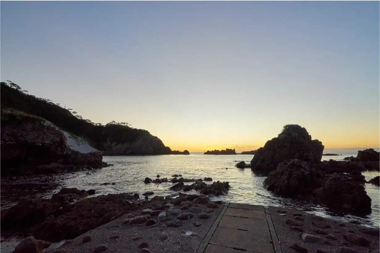 夕日が落ちて夜に移り変わるコントラストが綺麗な空