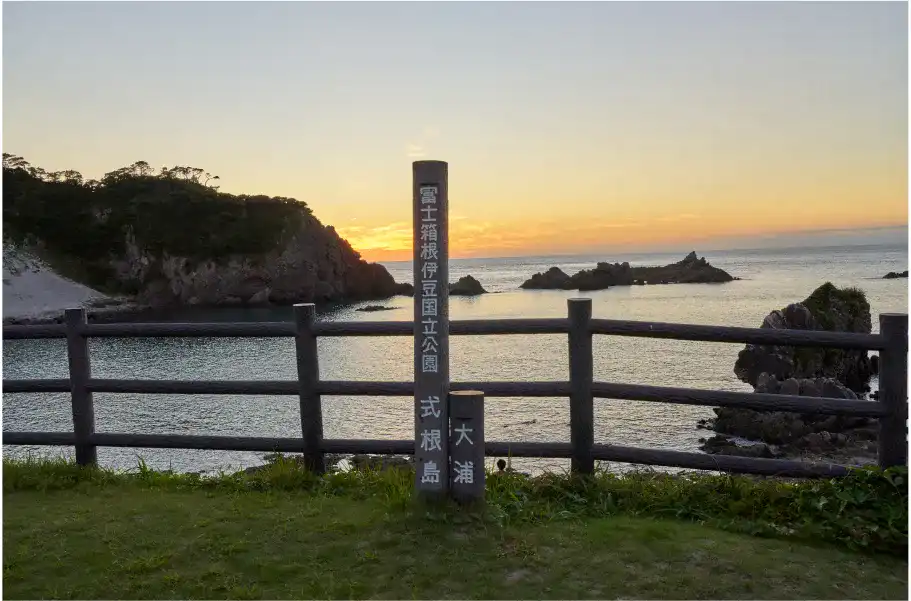 夕暮れの⼤浦海⽔浴場