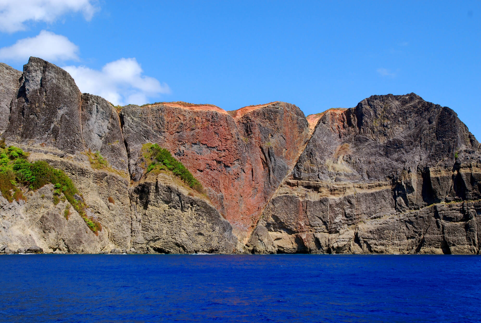 父島にある断崖絶壁「千尋岩」の風景