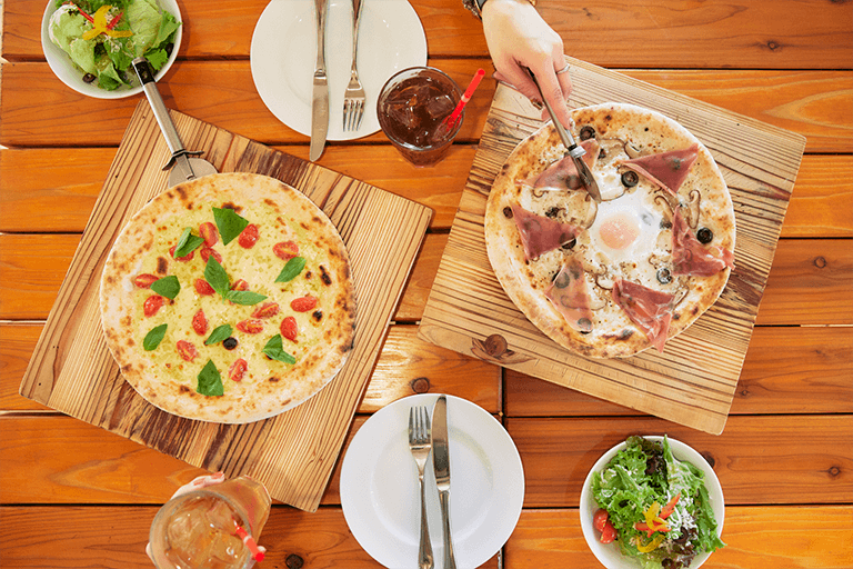 ピザは左から「ドラータ」（数量限定）、「タルトゥーフォ」で、各1,630円。ランチセットは＋500円で、ソフトドリンクとミニサラダが付きます。