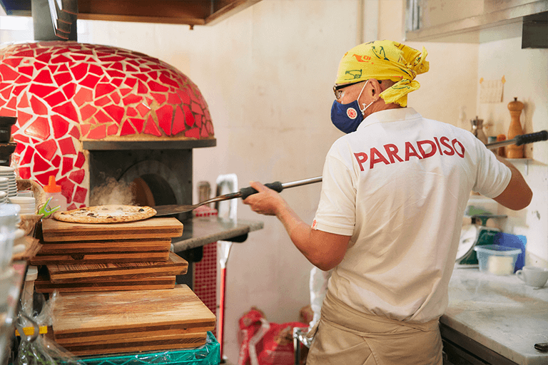 オーナーの伊原和良さんが、ピザ専用の窯でていねいに焼き上げます。
