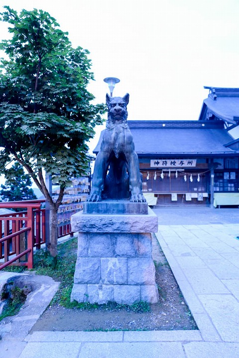 武蔵御嶽神社の犬の像