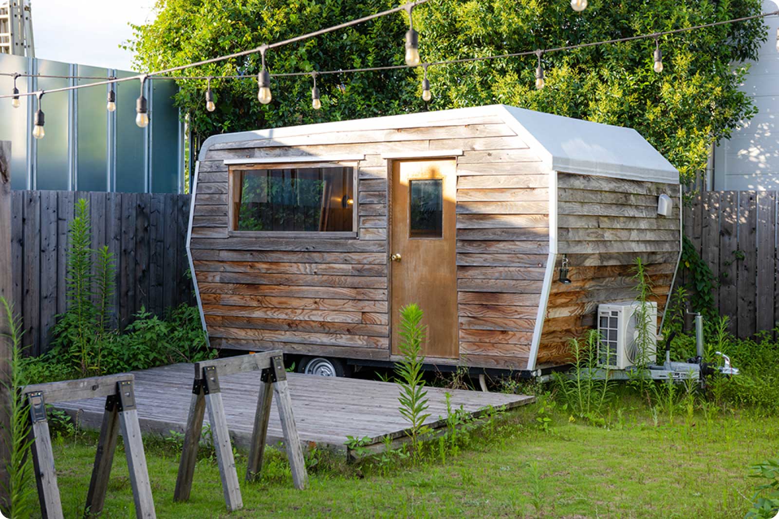アメリカで流行している木製のトレーラーハウス「タイニーハウス」の宿泊施設、ザ タイニー インの写真
